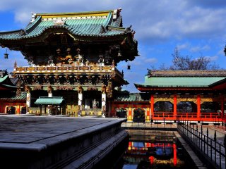 Porte Koyomon, la plus incroyable architecture du site, réalisée sur le modèle de la porte Yomeimon du Sanctuaire Tôshô-gû de Nikkô